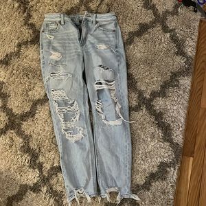 Light blue American Eagle mom jeans w rips